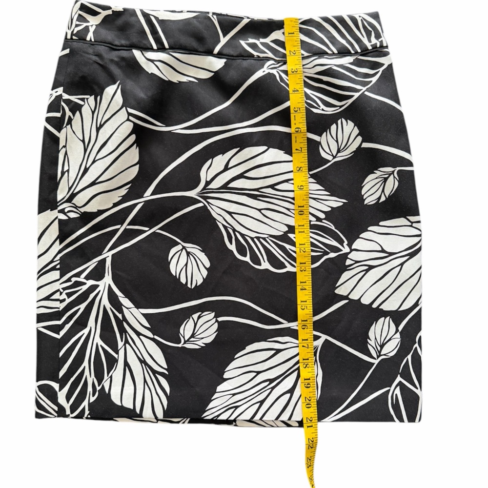 LOFT Black and White Leaf Pattern Mini Skirt NWT - image 3